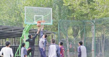  怎么通过篮球运动活跃校园体育文化氛围