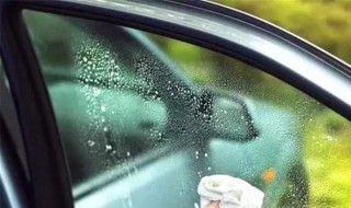  下雨天汽车玻璃起雾如何办 有啥去除雾气的办法