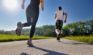  晨跑和夜跑哪个更健康 晨跑和夜跑比较健康的是哪个