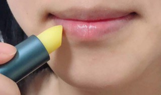  冬天嘴唇容易脱皮正确的应对方法是 冬天嘴唇容易脱皮正确的应对方法是什么